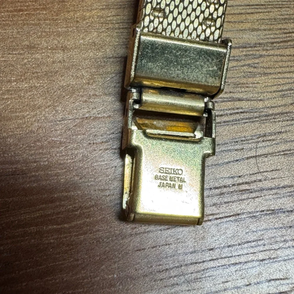 Vintage Seiko Quartz Ladies Watch Black Dial Gold Tone Mesh Band 2Y00-2080 R